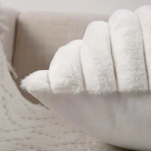 🆕 Set of 2 White Fur Decorative Pillow Covers - Picture 3 of 3